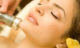 Procedura di lifting termico per ringiovanire la pelle del viso