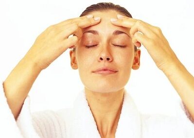 Il massaggio rigenerante del viso rende la pelle uniforme e compatta