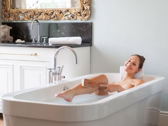 Per pulire la pelle, è necessario lavarla in acqua tiepida