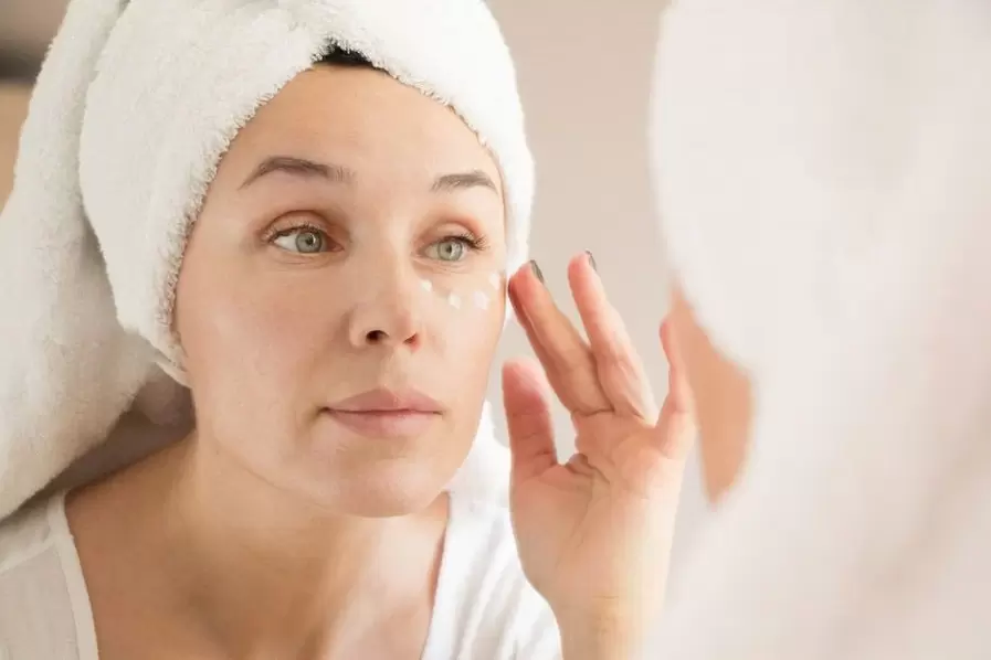 Applicare una crema antirughe sotto gli occhi